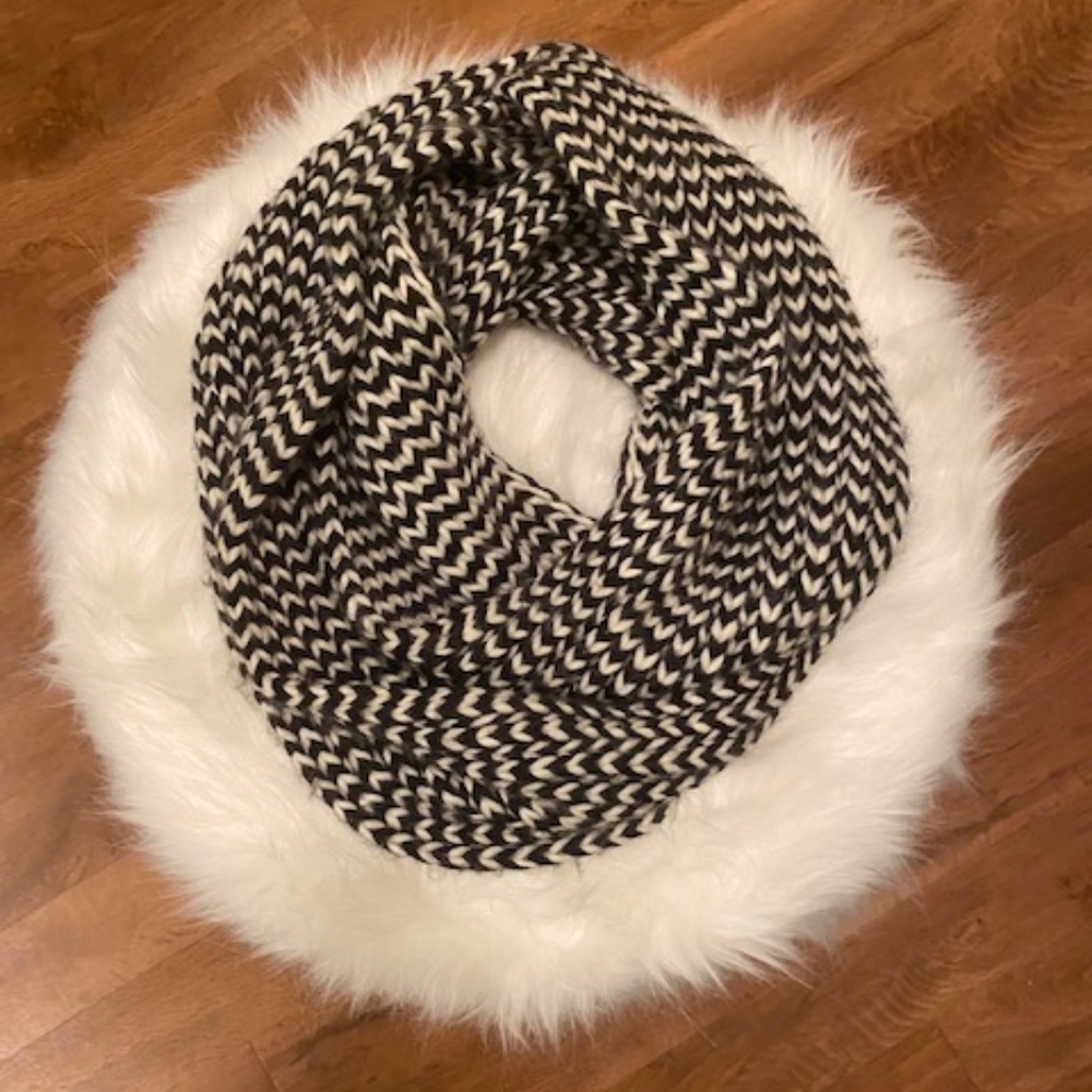 Black & White Crochet Infinity Scarf - One Size♥️